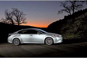 В Украине Lexus ES заинтересует тех,  кто «вырос» из Toyota Camry и ценит не только комфорт, но и престиж. 