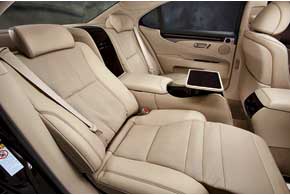 Салон Lexus LS отличается высоким уровнем кормфорта и лучшими отделочными материалами.