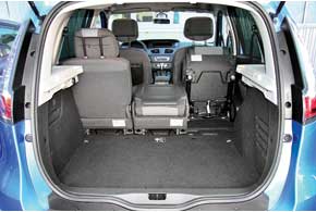 Просторный багажник удобно загружать. Погрузочная высота невелика, а сиденья заднего ряда можно складывать или удалять по одному по мере необходимости увеличения свободного пространства.
