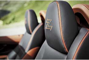 Эксклюзивная кожаная отделка интерьера выдержана в светло-коричневом и темно-сером тонах, а на происхождение BMW Zagato Roadster недвусмысленно намекают вышитые на сиденьях буквы Z.
