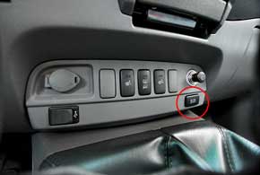 Догреватель охлаждающей жидкости теперь включается кнопкой возле пассажира, а не слева от рулевой колонки. Так логичнее, потому что управление теперь есть не только у водителя.