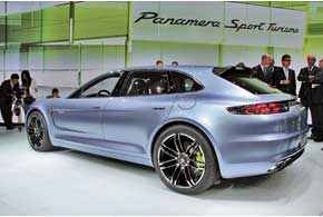 Концепт Porsche Panamera Sport Turismo оснащен гибридным силовым агрегатом мощностью 416 сил.