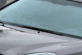 Многие авто оснащены подогревом дворников лобового стекла, характерная «болезнь» таких версий – зимой стекла нередко ­трескаются.