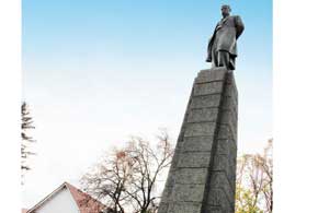 К памятнику Т. Г. Шевченко ведет лестница из 339 ступенек.