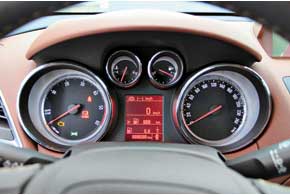 Приборная шкала аналогична другим моделям Opel. При движении задним ходом на экран мультимедийной системы выводится изображение c камеры заднего вида.