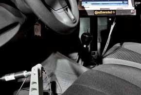 Нога робота обеспечивает нажатие на педаль тормоза в нужный момент, заданный в центре управления лаборатории.