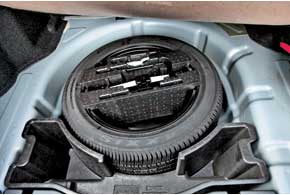 Под полом багажника – полноразмерное запасное колесо с инструментом для его установки и небольшой органайзер.