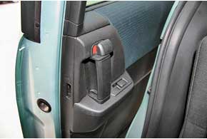 На автомобилях первых годов выпуска отмечены проблемы с замками задних сдвижных дверей – зимой они нередко замерзают.