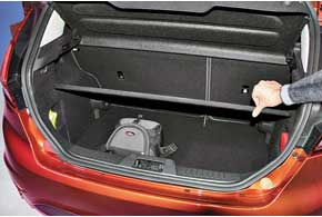 Полка в багажнике помогает устроить подполье для мелких вещей.