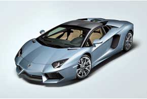 Съемная панель крыши выполнена из двух карбоновых элементов и весит менее 6 кг. Для них предусмотрено специальное отделение в расположенном спереди багажнике.