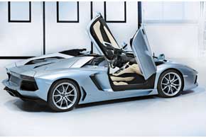 По своим скоростным и динамическим показателям Aventador LP 700-4 Roadster практически не отличается от «родственного» купе.