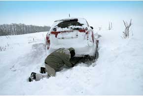 Чтобы выдернуть авто из снежного сугроба, понадобится не один, а несколько классических троссов.