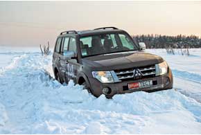 Вернуть подвижность автомобилю, застрявшему в глубоком снегу, можно несколькими способами