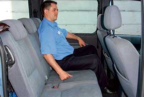 Обе модели одинаково просторны – на задних сиденьях в них смогут разместиться трое пассажиров, а места для ног и над головой хватит даже высоким людям.  