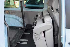 Задние сиденья в обоих авто – несъемные. Для увеличения багажника их можно только сложить (положив спинку и подняв ее вместе с подушкой к спинкам передних кресел). 