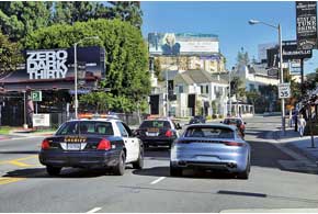 В Лос-Анджелесе концепт колесил под присмотром патруля, перекрывавшего трафик в местах разворота процессии.