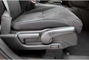У переднего пассажира те же регулировки кресла, что и у водителя – есть и микролифт, и электрическая регулировка   поясничного подпора.