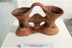 Бивни мамонта привлекают внимание посетителей наряду с тысячелетней ритуальной посудой  оригинальной формы.