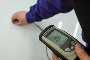 В диагностических центрах есть специальные приборы, измеряющие толщину лакокрасочного покрытия кузова.