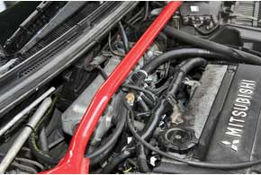 Для оптимальной по времени подачи газа в&nbsp;цилиндры, от которой зависят реакции на нажатие педали акселератора, форсунки разместили максимально близко к&nbsp;впускным клапанам.