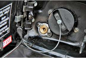 Ниша горловины бензобака благодаря металлическому корпусу позволила разместить газовый вентиль (на фото слева) здесь же, хотя и&nbsp;с&nbsp;накручиваемой удлиняющей насадкой (на фото справа).