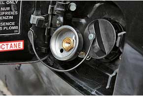 Ниша горловины бензобака благодаря металлическому корпусу позволила разместить газовый вентиль (на фото слева) здесь же, хотя и&nbsp;с&nbsp;накручиваемой удлиняющей насадкой (на фото справа).