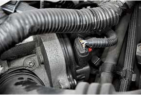 В бензиновых двигателях C-Max отмечены проблемы с дроссельной заслонкой. В некоторых случаях помогает ее чистка, а иногда требуется замена.