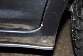 Из-за постоянной «пескоструйки» ржавеют передние части порогов C-Max, низ дверей (если нет передних брызговиков), места на стыке порога с нижней частью задней арки.