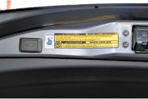 В топ-комплектациях крышка багажника управляется из салона либо кнопкой на торце двери. Ею же можно отрегулировать высоту открывания багажника.