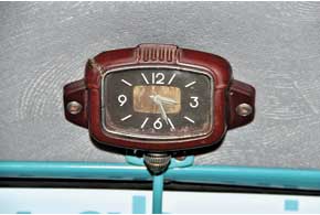 Часы – обязательный элемент уюта в советских машинах конца 50-х.