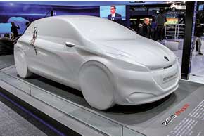 Концепт Peugeot 208 Hybrid FE – совместный проект Peugeot и Total. Идея заключается в том, чтобы добиться от авто с ДВС снижения выбросов СО2 до 49 г/км. Под капотом разместится 3-цилиндровый 1,0-литровый бензиновый мотор мощностью 68 л. с.