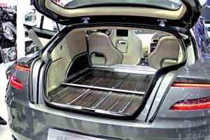 Итальянское ателье представило люксовый универсал на базе Aston Martin Rapid. Салон с 4-мя индивидуальными креслами декорирован кожей и полированным алюминием, а панели багажника изготовлены из дерева ценных пород.