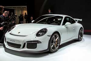 Porsche 911 GT3 пятого поколения оснащен 475-сильной оппозитной «шестеркой» объемом 3,8 л. С таким «сердцем» купе разгоняется до 315 км/ч, а разгон до «сотни» занимает 3,5 с.