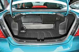 Багажное отделение седана Aveo (Т250) объемом 320 л – одно из наименьших среди основных конкурентов (у Kia Rio – 390 л, у Dacia Logan – 510 л). При необходимости его можно увеличить, сложив спинки задних сидений.