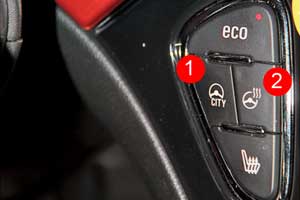 Две кнопки, которые меняют восприятие рулевого колеса. Одна включает режим City и делает руль легким до невесомого (1), 
