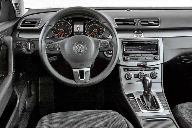 Наши машины отличаются лишь тем, что в бензиновой установлен мультируль и другие колесные диски – все из числа доступных на выбор. Volkswagen для всех двигателей предлагает альтернативу «механике» – «робот» DSG.