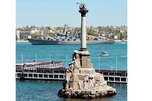 Один из символов города – памятник затопленным кораблям – построен в 1905 году к 50-летию первой обороны Севастополя.