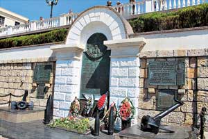 Памятник героям Черноморской эскадры на Приморском бульваре.