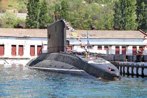 Помимо надводных кораблей, в бухте Севастополя можно обнаружить и подводные лодки, например, Б-871 «Алроса».