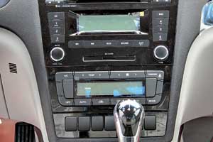 В базовой комплектации (на фото) на центральной консоли находится аудио­система с CD/MP3 и разъемом USB.