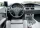 BMW 530iА. Дизайн интерьера продолжает тему, начатую в BMW 7-й серии и Z4. На кнопки и переключатели возложены самые необходимые функции. Все остальное – через iDrive.