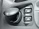 Dacia Solenza 1.4. Чтобы нащупать кнопки стеклоподъемников между сиденьями ВАЗ-21103, надо отвлекаться от дороги. В Dacia кнопки расположены перед рычагом КПП.