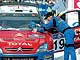 Итоги Чемпионата WRC 2003 года. Солберг и Сайнс (в машине) на «Ралли Греция». Один еще не знает, что станет чемпионом; другой - что победит в зачете производителей.
