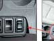 Samsung SM5. Возле центрального подлокотника с двумя боксами расположены кнопки подогрева передних сидений.