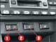 Lexus IS 200 SportCross. «Электронный ошейник» распускается в два приема: одной кнопкой (1) отключается противобуксовочная система, второй (2) – система, имитирующая блокировку дифференциала. Рядом расположены кнопки подогрева передних сидений (3).