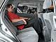 Hyundai Tucson 2.0. На заднем ряду просто раздолье. Угол наклона спинки сиденья можно изменять от вертикального до «положения полулежа». А если и этого мало, сложим спинку кресла переднего пассажира.