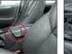 Volvo S60/V70/XC70. Если нажать на кнопку со стороны водителя, в подлокотнике откроется глубокий бокс для разных полезных вещичек. А если со стороны пассажира - подлокотник превратится в раскладной столик с держателями для стаканов.