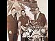 Вице-президент Ford Бенсон Форд, гонщик Джим Кларк и Ли Якокка у нового мотора Ford DOHV, подготовленного для самой престижной американской гонки Indy500’64.