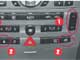 Peugeot 407 2.0E ST Sport. Водитель и передний пассажир могут регулировать температуру и потоки воздуха индивидуально (1). Центральный и «детский» замки блокируются с торпедо (2).