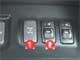 Toyota Land Cruiser Prado. Межосевой дифференциал блокируется кнопкой (1) под центральной консолью. Рядом – регуляторы подогрева сидений (2).